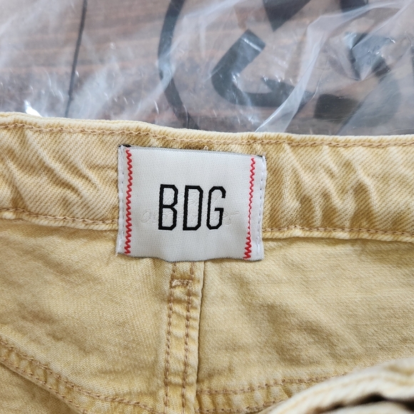 NWT Urban Outfitters BDG Indie Mid-Rise Denim Short In Khaki - Size 27 - Picture 7 of 9